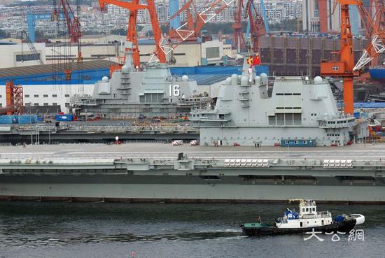 ▲国产航母挂出海试信号旗。（香港《大公报》）