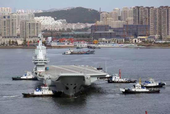 ▲10月28日，首艘国产航母离开大连造船厂前往黄海北部海域进行第三次海试。（香港《大公报》）