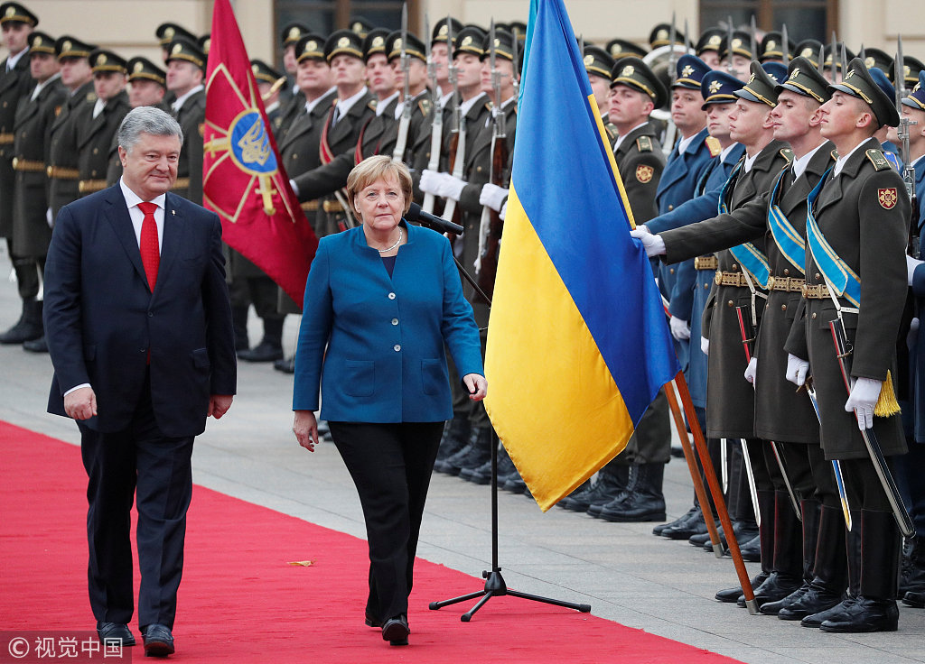 德国总理默克尔访问乌克兰 乌总统送上鲜花欢迎