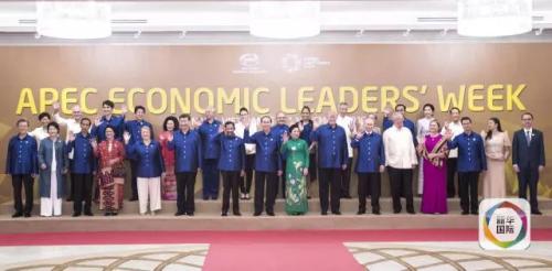 11月10日，国家主席习近平在越南岘港出席越南国家主席陈大光和夫人为出席亚太经合组织第二十五次领导人非正式会议的各成员经济体领导人、代表及配偶举行的欢迎晚宴。这是晚宴前集体合影。 新华社记者 李涛 摄 