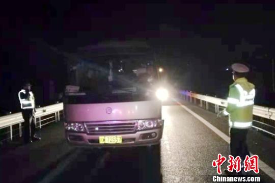 京昆高速雅西段2辆客车严重超员司机已被依法刑拘