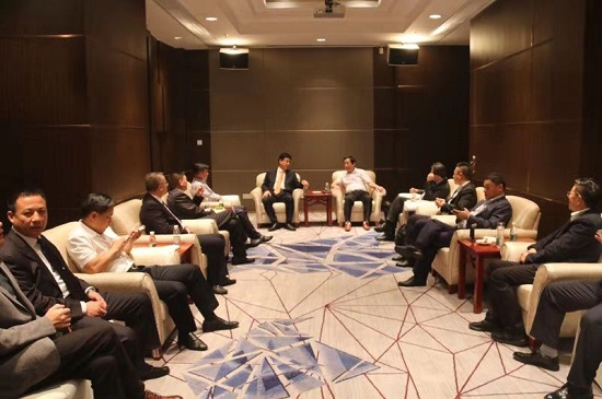 1542333618682787.jpg 市长惠进才与客商会谈.jpg