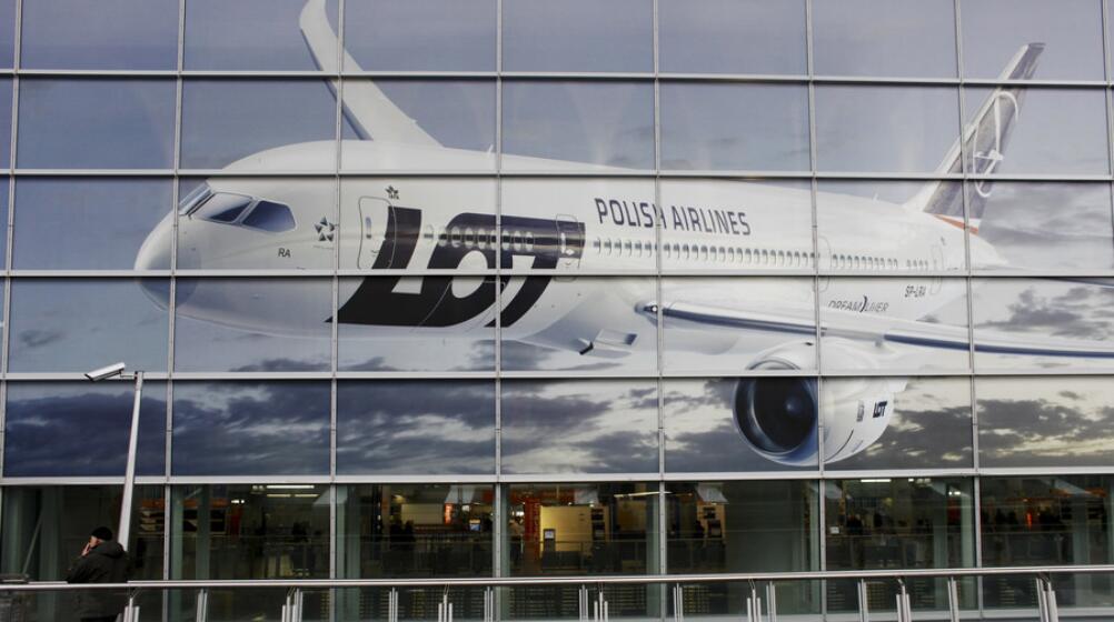 波兰客机故障延误10时 工作人员未带钱让乘客凑钱