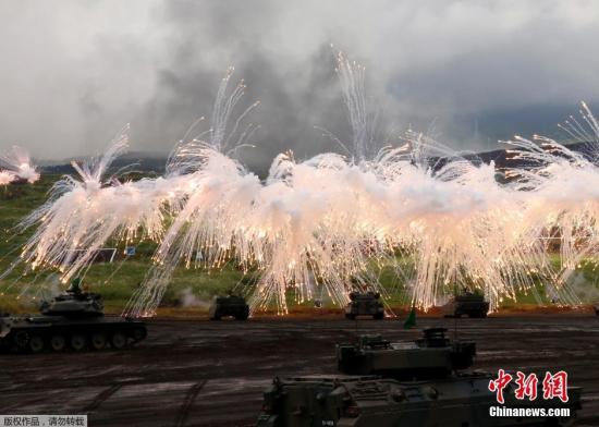 当地时间8月25日，日本御殿场市东富士演习场，日本陆上自卫队举行年度富士综合火力演习。图为日本自卫队装甲部队进行实弹射击训练。