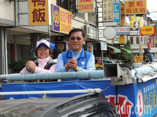 连任成功的南投县长林明溱，上午和妻子陈丽珠展开全县谢票。（来源：台湾《联合报》）