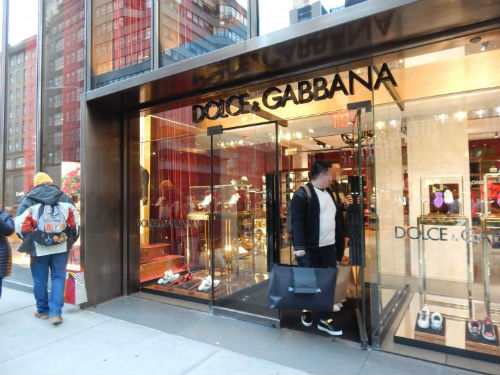 华裔购物者23日在曼哈顿五大道的杜嘉班纳门店购物。（图片来源：侨报记者尹英姿摄）