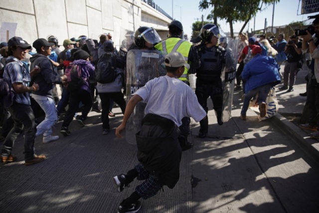 d2349d_central-america-migrant-caravan-27679-migrants-break-line-police-as-run-640x427.jpg