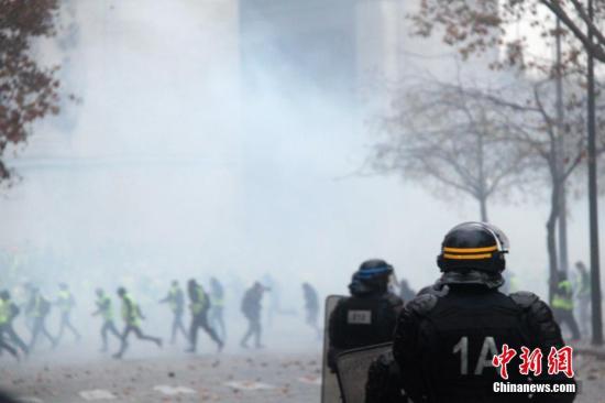 当地时间12月1日，巴黎再次发生大规模示威活动。示威者聚集在凯旋门。巴黎警方向示威者施放催泪瓦斯，试图将示威者驱散。 