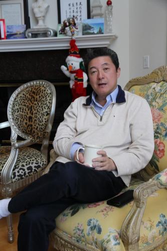 2017年,张首晟在接受专访时谈笑风生。(图片来源:美国《世界日报》档案照,记者李荣摄) 点击进入下一页