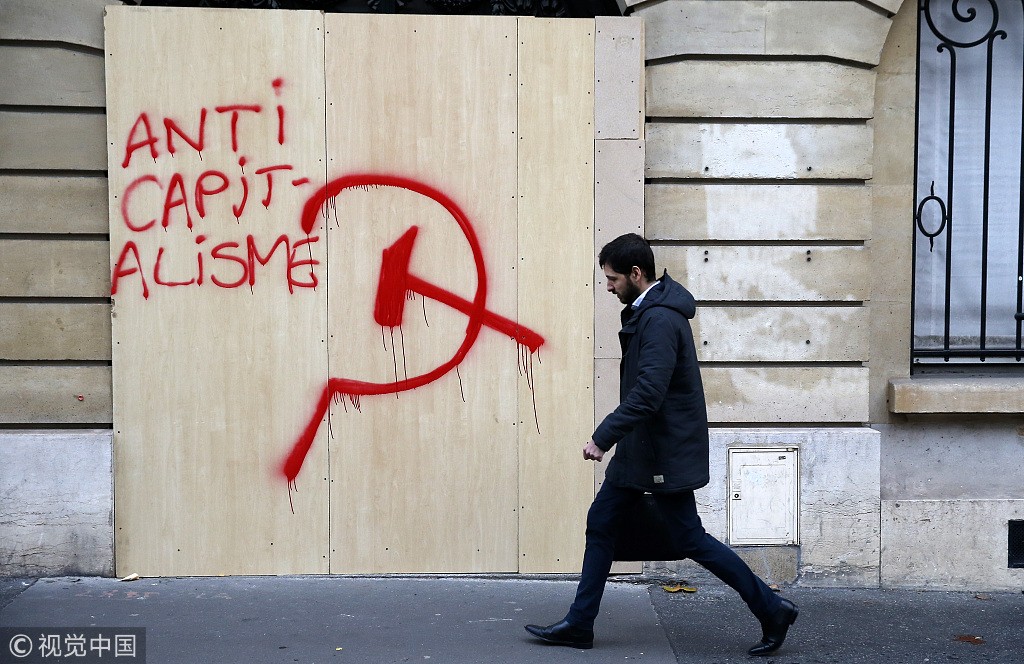 法国爆发第四轮黄马甲抗议活动 街头出现反资
