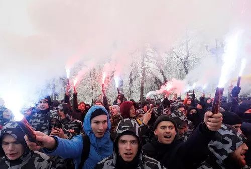 11月26日，在乌克兰基辅，人们参加抗议示威活动支持乌海军。新华社/路透