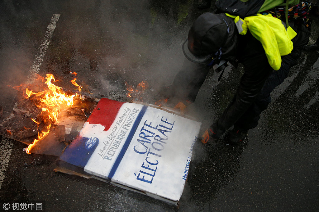 法国爆发第五轮抗议活动 黄背心占领街道