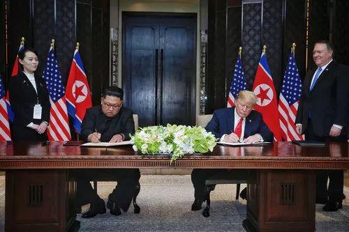 6月12日，朝鲜最高领导人金正恩（中左）与美国总统特朗普（中右）在新加坡签署联合声明。新华社发
