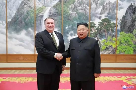 10月7日，朝鲜最高领导人金正恩在平壤与美国国务卿蓬佩奥握手。新华社/朝中社