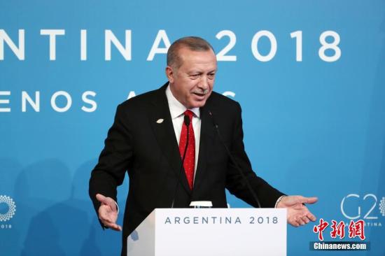当地时间12月1日，土耳其总统埃尔多安在布宜诺斯艾利斯举行新闻发布会。当日，二十国集团领导人第十三次峰会在阿根廷首都布宜诺斯艾利斯落下帷幕。