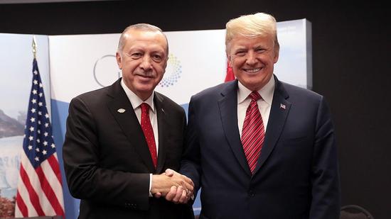 ▲当地时间12月1日，G20领导人峰会期间，美国总统特朗普与土耳其总统埃尔多安举行会谈。 图/视觉中国