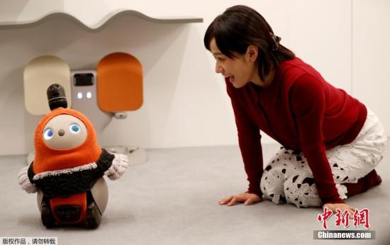 当地时间2018年12月18日，日本东京，日本科技公司GROOVE X发布最新研发的治愈系机器人LOVOT，这款以爱为名（LOVOT=LOVE × ROBOT）的机器人具有情感治愈功能，可以通过内置的人工智能系统解读人类情绪。LOVOT机器人将于2019年秋季上市。值得一提的是，GROOVE X公司的创始人兼CEO是软银人形机器人“Pepper”的开发者Kaname Hayashi，LOVOT机器人是他研发的又一款智能机器人。