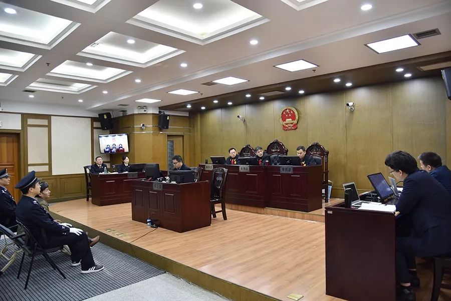 è­¦å¯ä¸ºæ¥å¤æªæ2äººäºå®¡å®£å¤:é©³åä¸è¯ç»´ææ­»åå¤å³