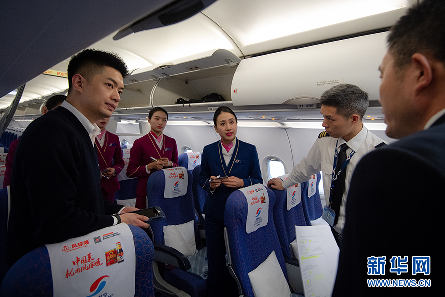 【新春走基层】万米高空的别样团圆 【新春走基层】万米高空的别样团圆