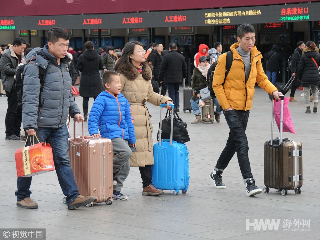 北京站迎来春运返程高峰 旅客携大包小包抵京