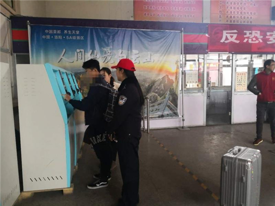 开封机场派出所民警志愿者服务温暖旅客归途