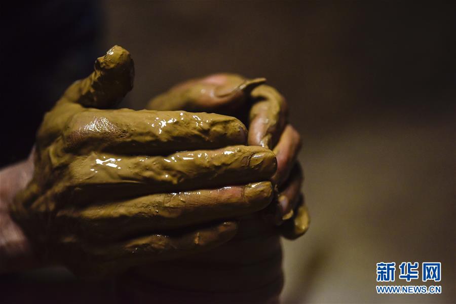 （社会）（15）新疆手艺人巧手装扮美好生活