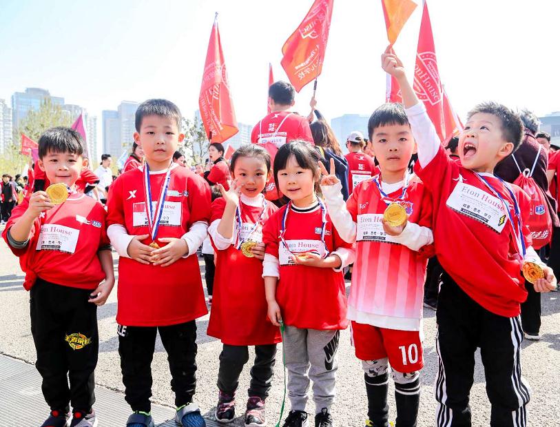 新加坡伊顿郑州国际幼儿园参加2019年郑开国际马拉松