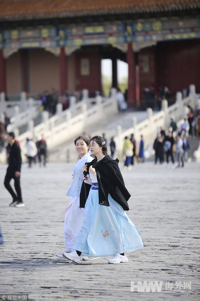 春暖花开之际 北京故宫兴起汉服热