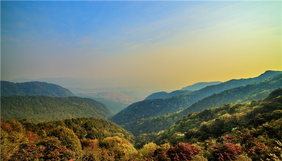 云南玉溪磨盘山花山云海溪流层叠风景独特