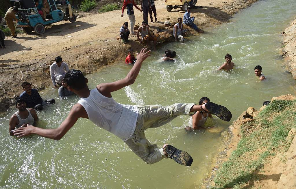 巴基斯坦迎来高温天气 民众河中冲凉降温