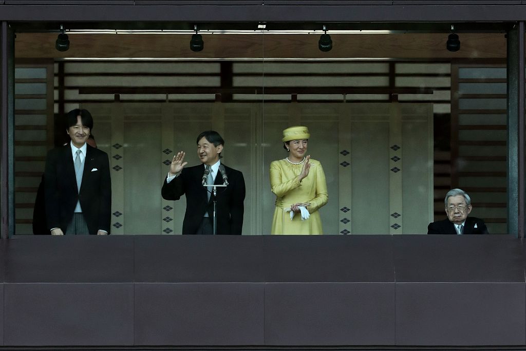 日本德仁天皇夫妇首次公开亮相 接受国民参贺
