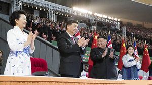 习近平和彭丽媛观看朝鲜大型团体操和艺术演出 