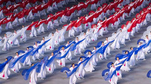 朝鲜举行大型团体操和艺术演出