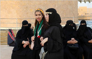 沙特首次允许女性参军