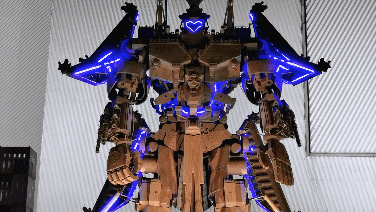 城门机甲展出时展示“作揖”动作。受访者供视频截图 点击进入下一页