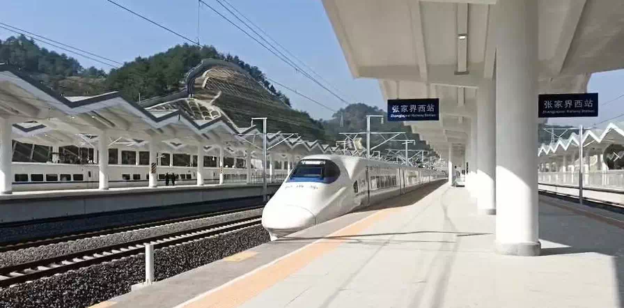 和谐号动车驶入张家界西站/中铁四局供图