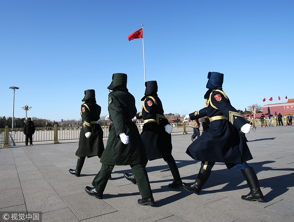 解放军,武警战士顶寒风在天安门广场站岗执勤