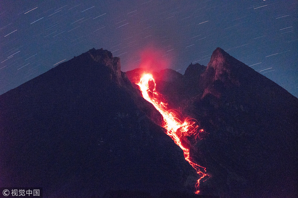 印尼默拉皮火山再度喷发 炙热熔岩喷涌而出