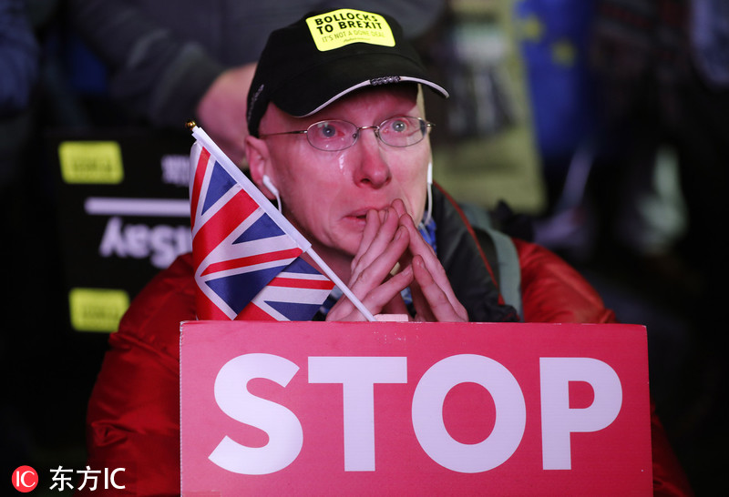英国议会下院投票否决脱欧协议 示威民众不禁