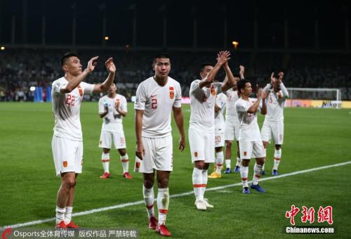 当地时间1月16日,中国男足迎来亚洲杯小组赛最后一轮较量,最终国足0:2不敌韩国,以小组第二的身份出线。图片来源:Osports全体育图片社 点击进入下一页