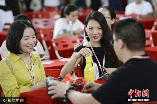 相亲大会上，男女嘉宾在相互交流。 图片来源：视觉中国