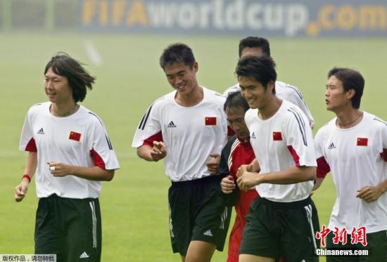 资料图:沈祥福曾执教多支国字号球队,图为他带领队员热身。 资料图:沈祥福曾执教多支国字号球队,图为他带领队员热身。