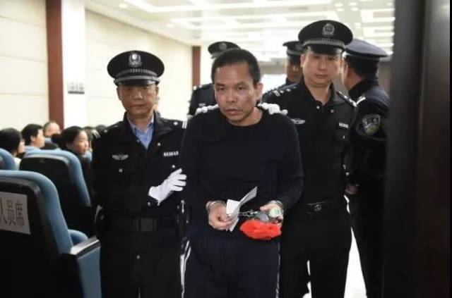 2015年12月24日，蔡东家在广东佛山市中级人民法院受审 景国民 摄