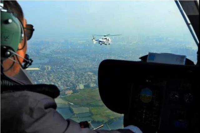 2013年12月29日，广东警方清缴博社村行动，直升机在空中盘查。容础文 摄