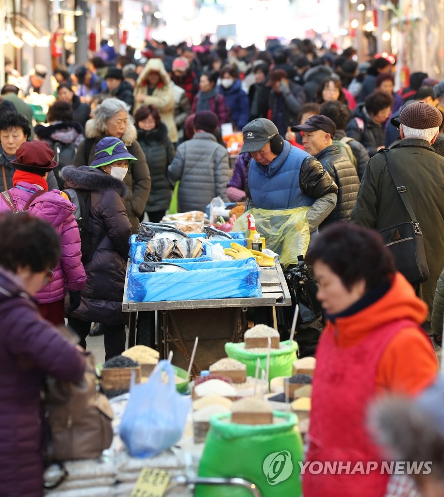 过年了！韩国人扎堆赶集买年货 水果年糕最抢手