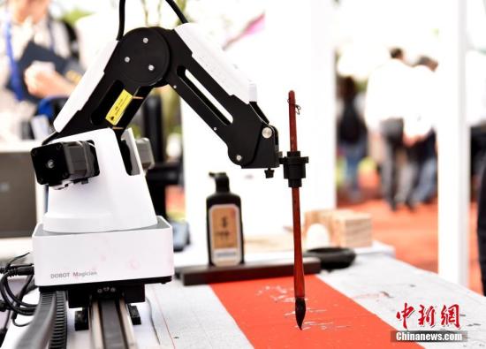 资料图:机器人写毛笔字。<a target='_blank' href='http://www.chinanews.com/'>中新社</a>记者 何蒋勇 摄 点击进入下一页