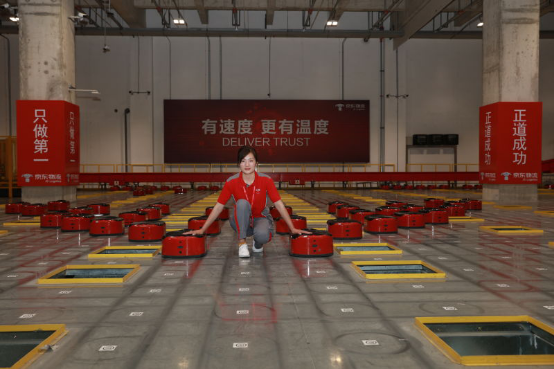 【新闻稿】“人机CP” 助战“春节也送货”，盘一盘京东物流春节值班的机器人1893.png