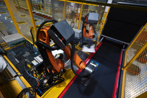 【新闻稿】“人机CP” 助战“春节也送货”，盘一盘京东物流春节值班的机器人1679.png