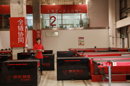 【新闻稿】“人机CP” 助战“春节也送货”，盘一盘京东物流春节值班的机器人1431.png