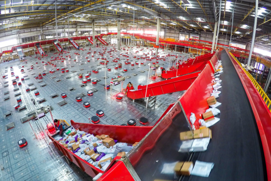 【新闻稿】“人机CP” 助战“春节也送货”，盘一盘京东物流春节值班的机器人714.png